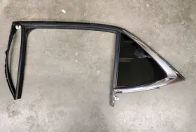 84924812 Chevrolet #m134 19-23 Equinox Rear Left Side Door Quarter Glass Window Frame Oem