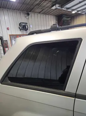 35914 Jeep Used Right Quarter Glass Fits 2010 Grand Cherokee Black Lower Moulding Rig