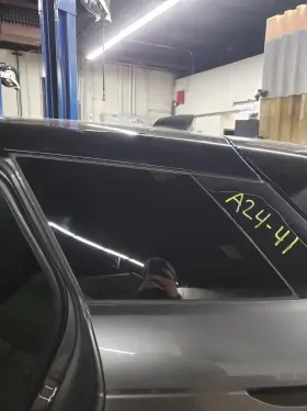 Lr135392 Land Rover 20 21 Evoque Left Quarter Window Glass Only With Tint Without Moldings Lr135392 Land Rover 20 21 Evoque Left Quarter Window Glass Only With Tint Without Moldings