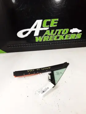 280.ts1s18 Tesla S 2018 Front Door Vent Glass 644172