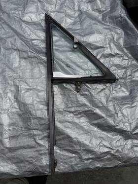 Toyota 6812189108 1979-1983 Pickup Rh Passenger Vent Glass