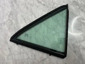 68123-06220 Toyota 15-17 Camry Right Rear Door Stationary Vent Glass With Rubber Seal 68123-06220 Toyota 15-17 Camry Right Rear Door Stationary Vent Glass With Rubber Seal